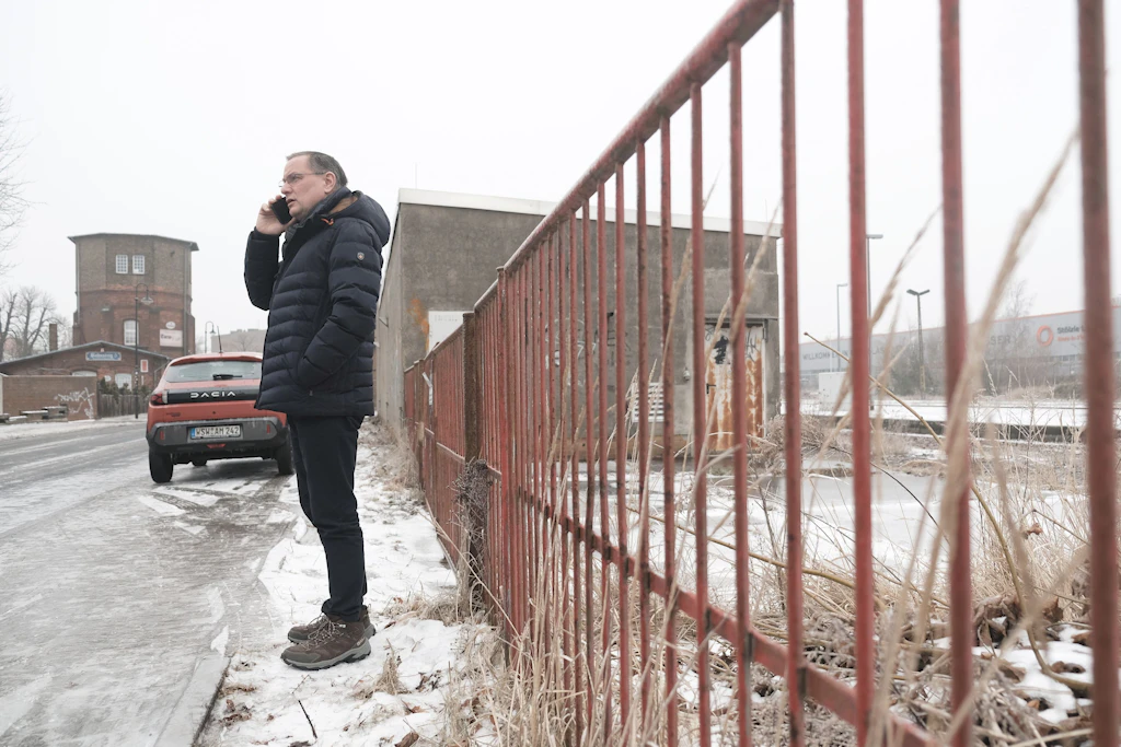 Weißwasser ist von Industriebrachen geprägt – im Hintergrund das noch aktive Glaswerk von Stölzle Lausitz, bekannt für seine Trinkgläser
