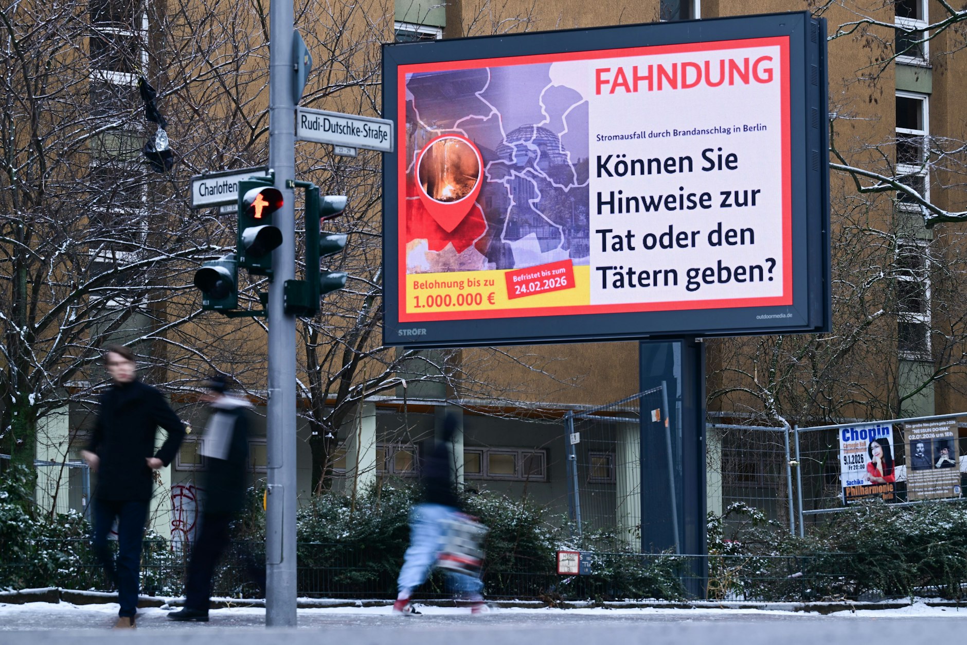 Nach dem Brandanschlag auf das Stromnetz im Südwesten Berlins wird nach den Tätern gefahndet. Das Bundeskriminalamt und der Generalbundesanwalt haben bis zu eine Million Euro an Belohnung ausgeschrieben.