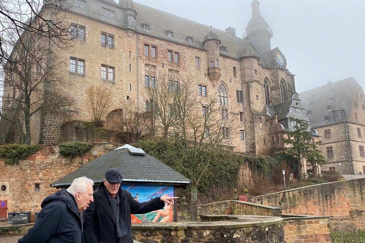Egon Krenz und Georg Fülberth vor dem Landgrafenschloss in Marburg