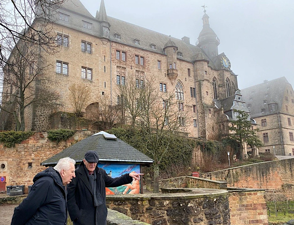Egon Krenz und&nbsp;Georg Fülberth vor dem Landgrafenschloss in Marburg