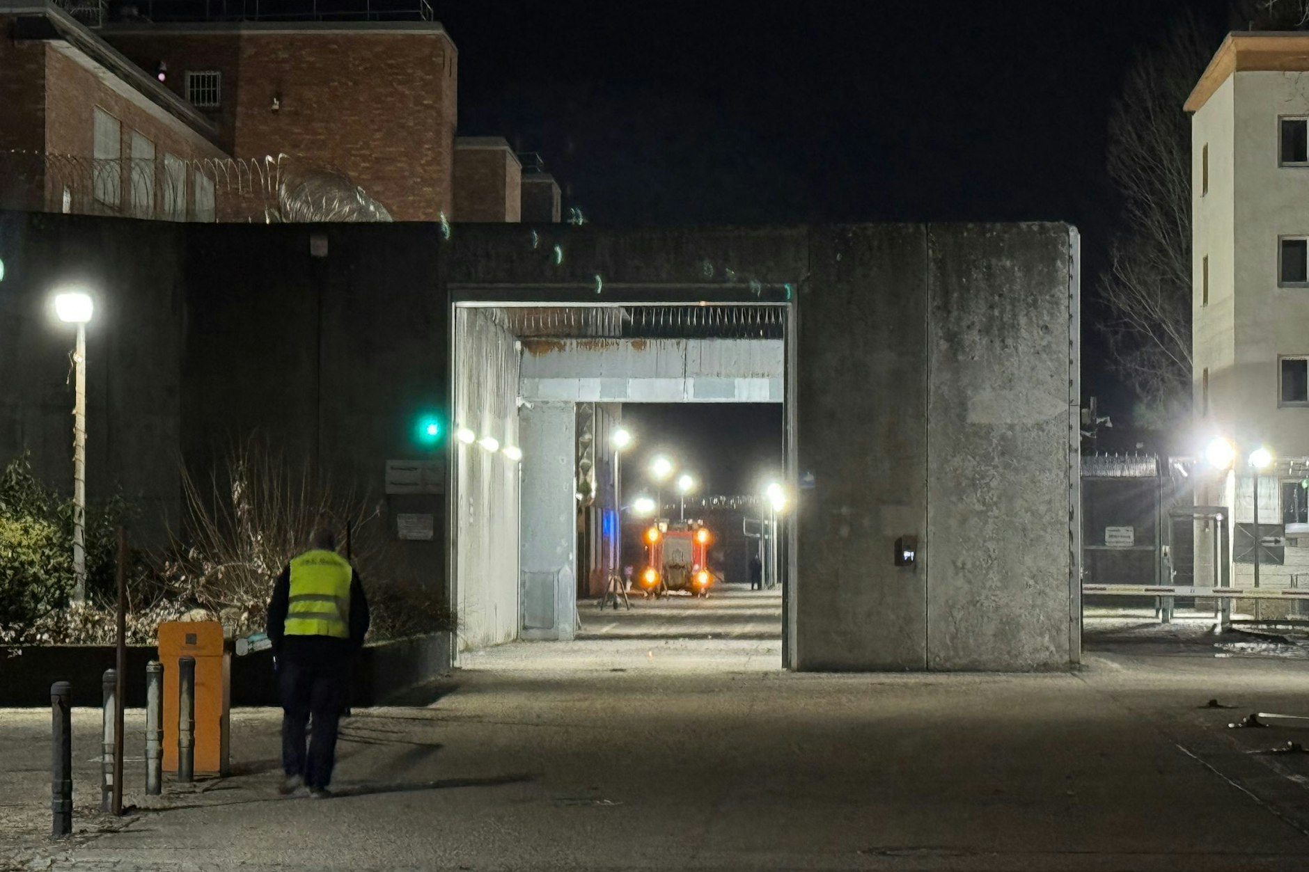 Die Feuerwehr war mit 24 Rettungskräften vor Ort in der JSA.