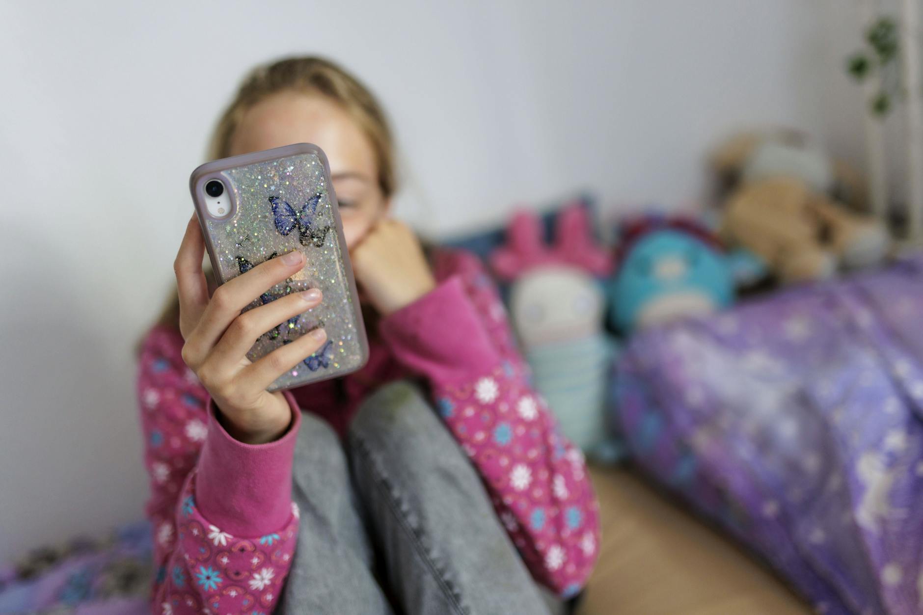 Viele Kinder verbringen Stunden am Smartphone – Experten warnen vor den Folgen für Gesundheit und Entwicklung.