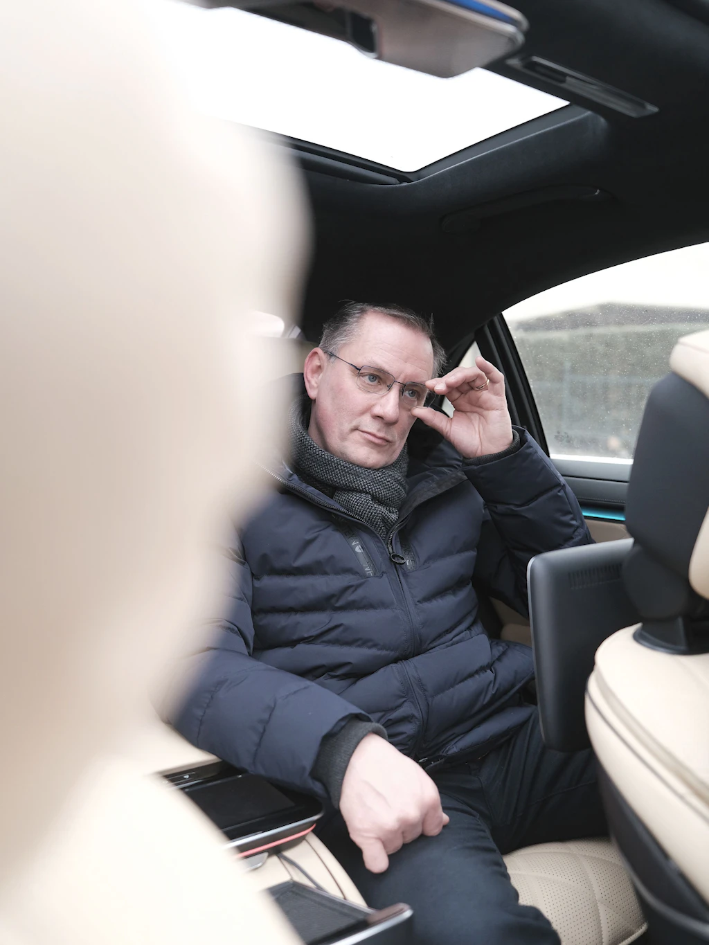 Tino Chrupalla im Dienstfahrzeug der Marke Mercedes unterwegs durch die Oberlausitz.
