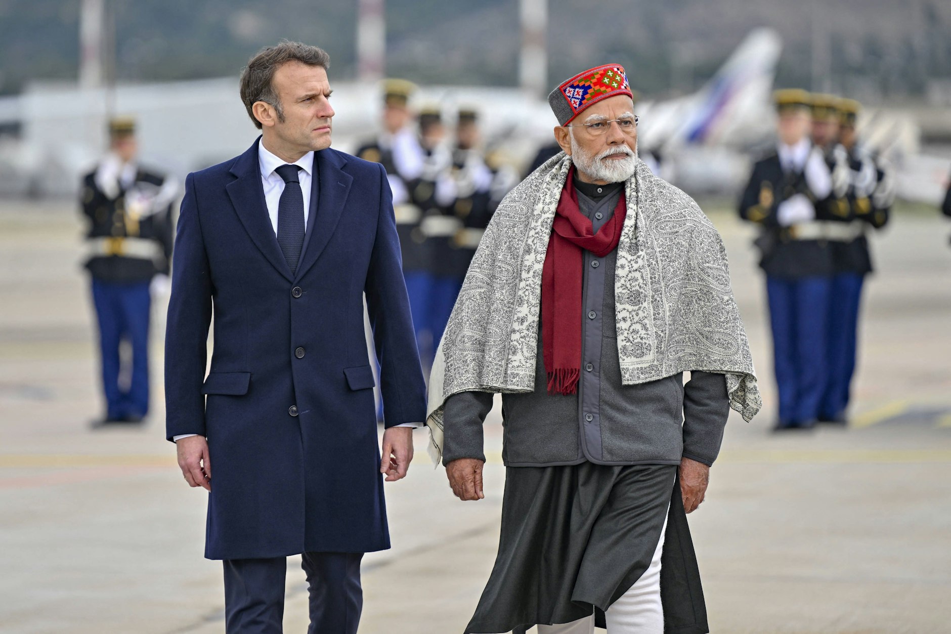 Macron und Modi inszenieren ihre Treffen als vertraute Partnerschaft zweier selbstbewusster Mittelmächte, die strategische Autonomie und technologische Souveränität betonen.