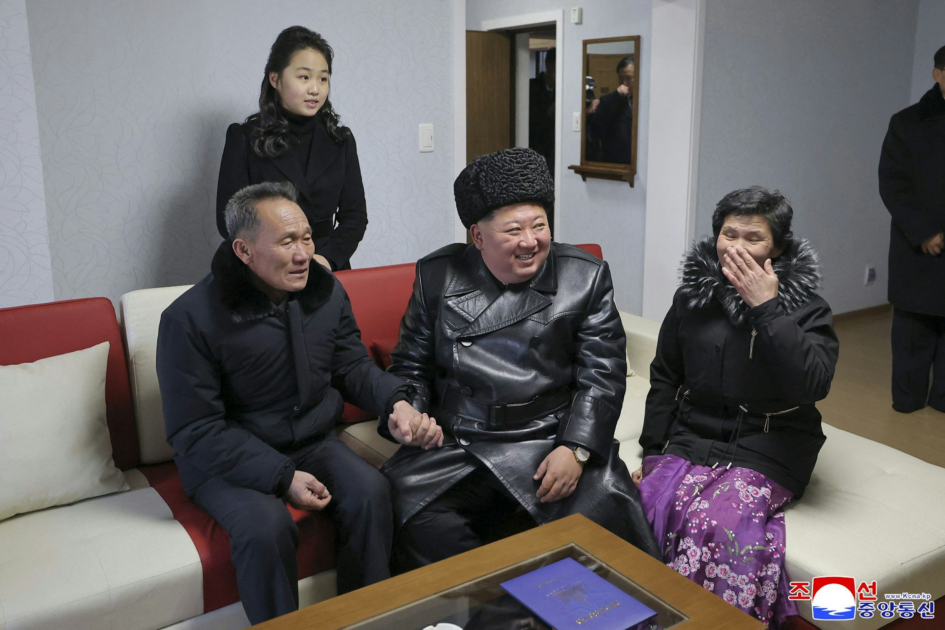 Kim Jong-un (Mitte) und seine Tochter Kim Ju-ae (links hinten) sprechen in einem von der nordkoreanischen Nachrichtenagentur KCNA veröffentlichten Bild mit Angehörigen eines toten Soldaten.