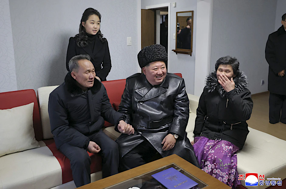 Kim Jong-un (Mitte) und seine Tochter Kim Ju-ae (links hinten) sprechen in einem von der nordkoreanischen Nachrichtenagentur KCNA veröffentlichten Bild mit Angehörigen eines toten Soldaten.