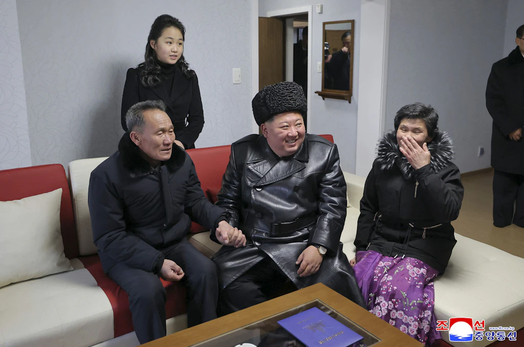 Kim Jong-un eröffnet neues Wohnviertel für Familien von in der Ukraine gefallenen Soldaten