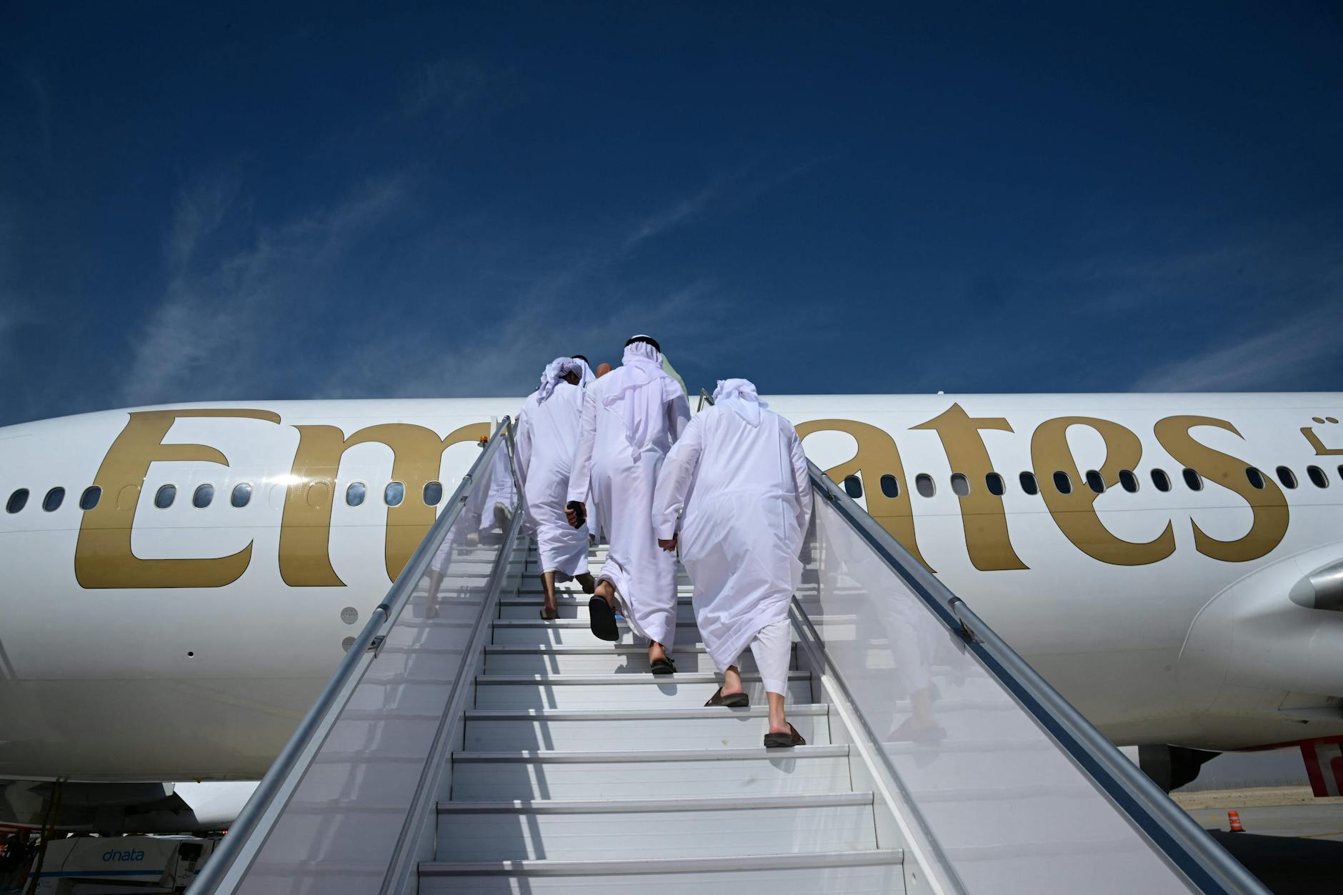 Während der Dubai Airshow 2025 erkunden Besucher eine Emirates Boeing 777.