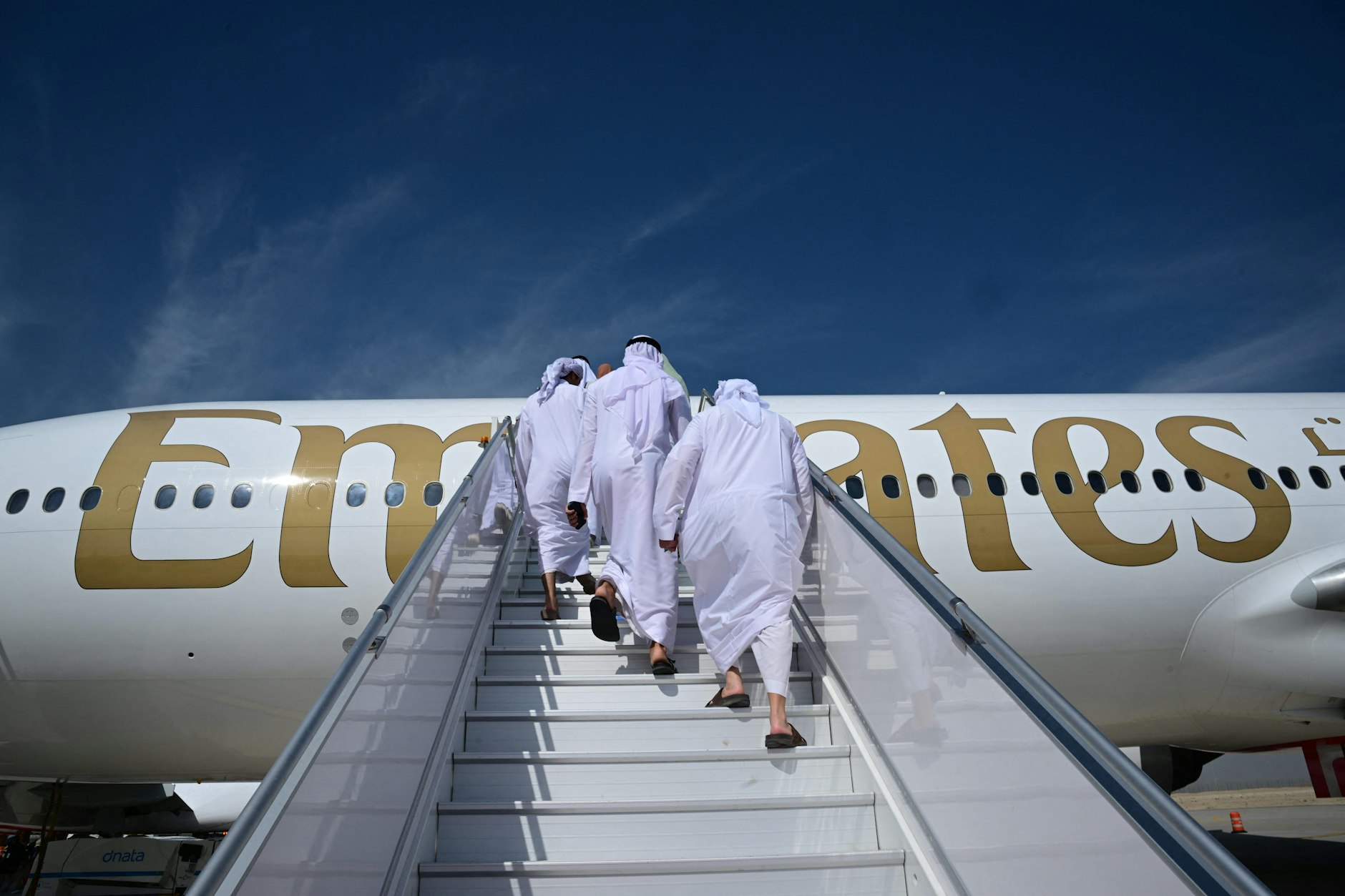 Während der Dubai Airshow 2025 erkunden Besucher eine Emirates Boeing 777.