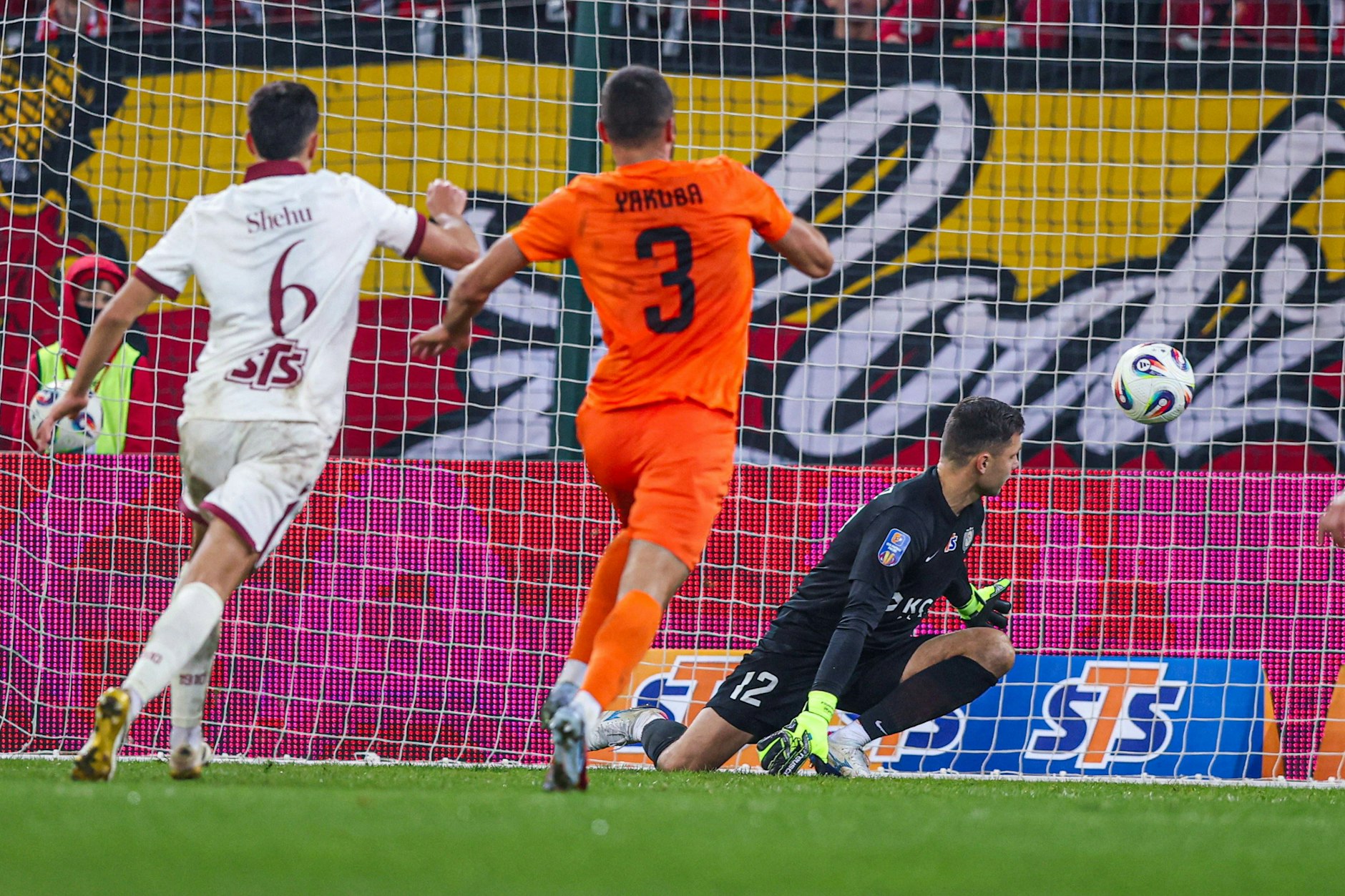 Unglücklicher kann es nicht laufen: Rafal Gikiewicz rutscht nur sieben Tage nach seinem Wechsel gegen Ex-Klub Lodz der Ball durch die Hände.