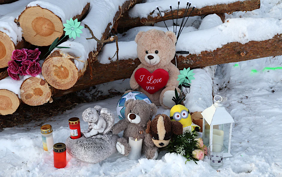 Kerzen und Kuscheltiere erinnern an den verstorbenen Jungen.