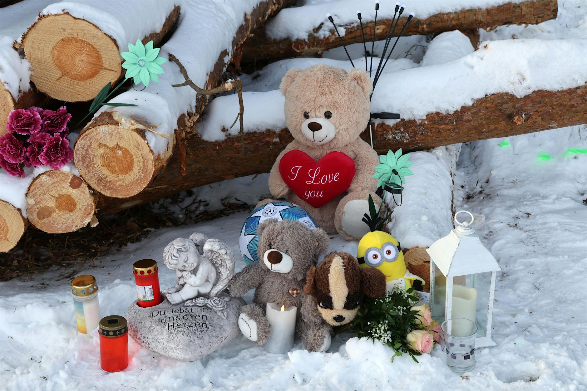 Ergreifende Trauer nach Schlittenunfall: Polizei sucht Antworten!