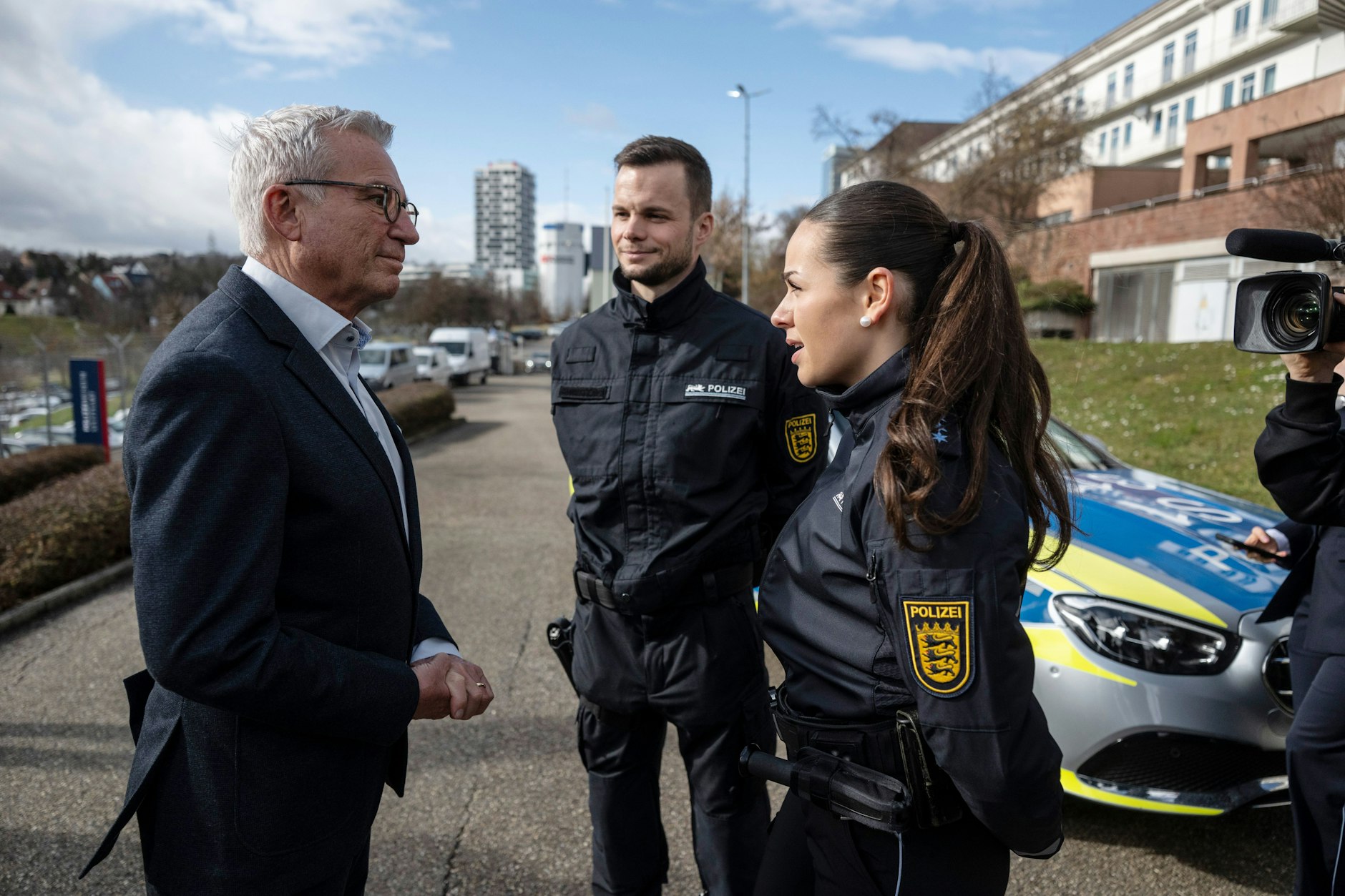 Thomas Strobl (CDU), der Innenminister von Baden-Württemberg, stellt neue Uniformern mit „schnitthemmenden Elementen“&nbsp;vor.