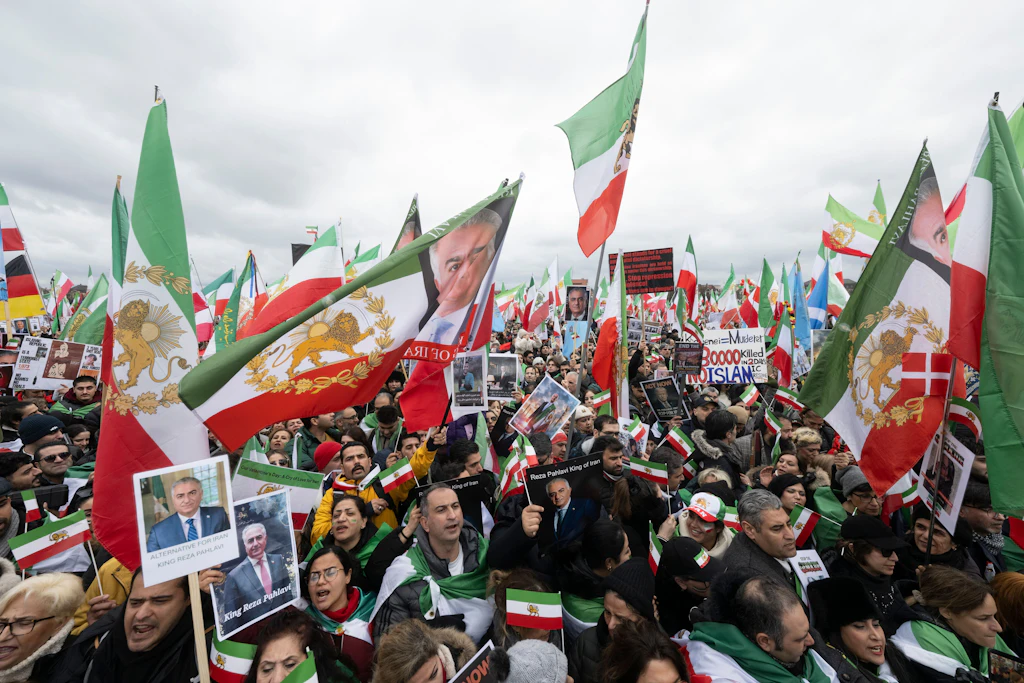 Vor Verhandlungen mit USA: Berichte über Anti-Regierungs-Sprechchöre in Teheran