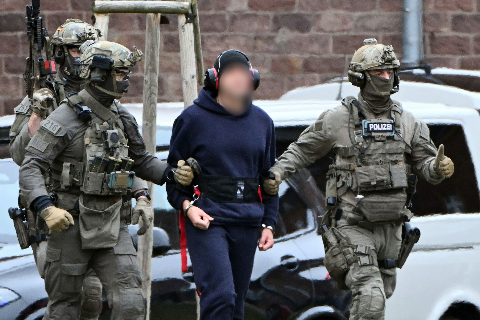 Karlsruhe: Der mutmaßliche Drahtzieher der Anschläge auf die Nord-Stream-Gasleitungen wird von der Polizei zum Haftrichter geführt.