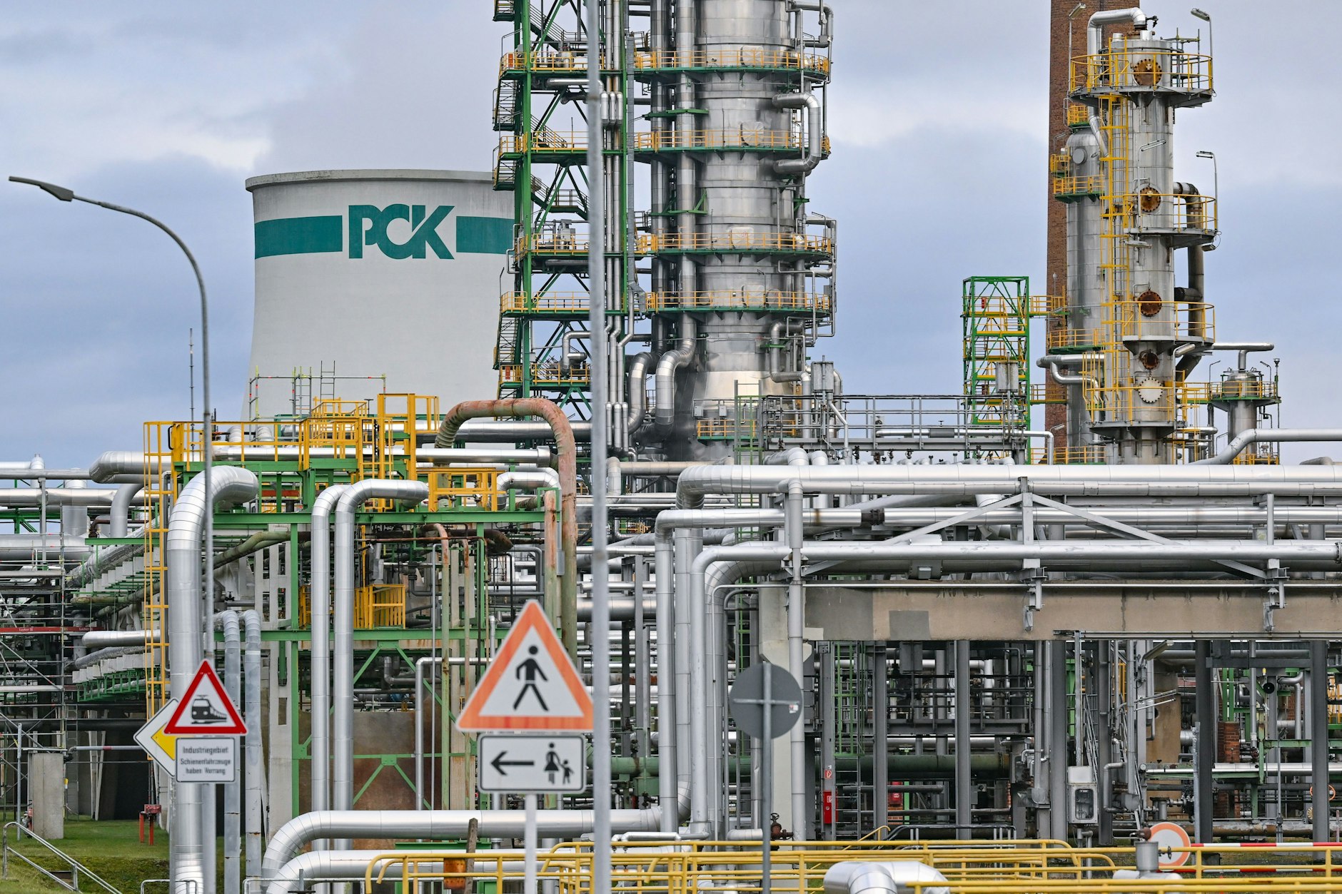 Die Raffinerie in Schwedt in der Uckermark im Nordosten von Brandenburg versorgt große Teile des Nordostens Deutschlands mit Treibstoff.