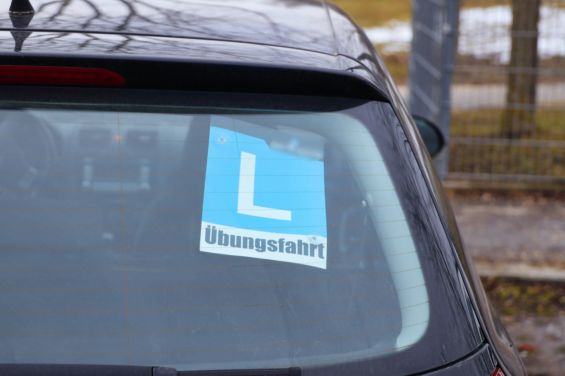 So sehen die Schilder für Fahranfänger in Österreich aus.