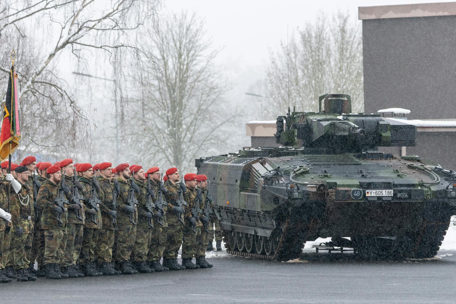 Soldaten bei der Unterstellung des Panzergrenadierbataillons 122 und des Panzerbataillons 203 unter die Panzerbrigade 45 „Litauen“.