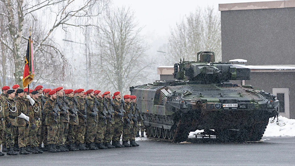 Soldaten bei der Unterstellung des Panzergrenadierbataillons 122 und des Panzerbataillons 203 unter die Panzerbrigade 45 „Litauen“.