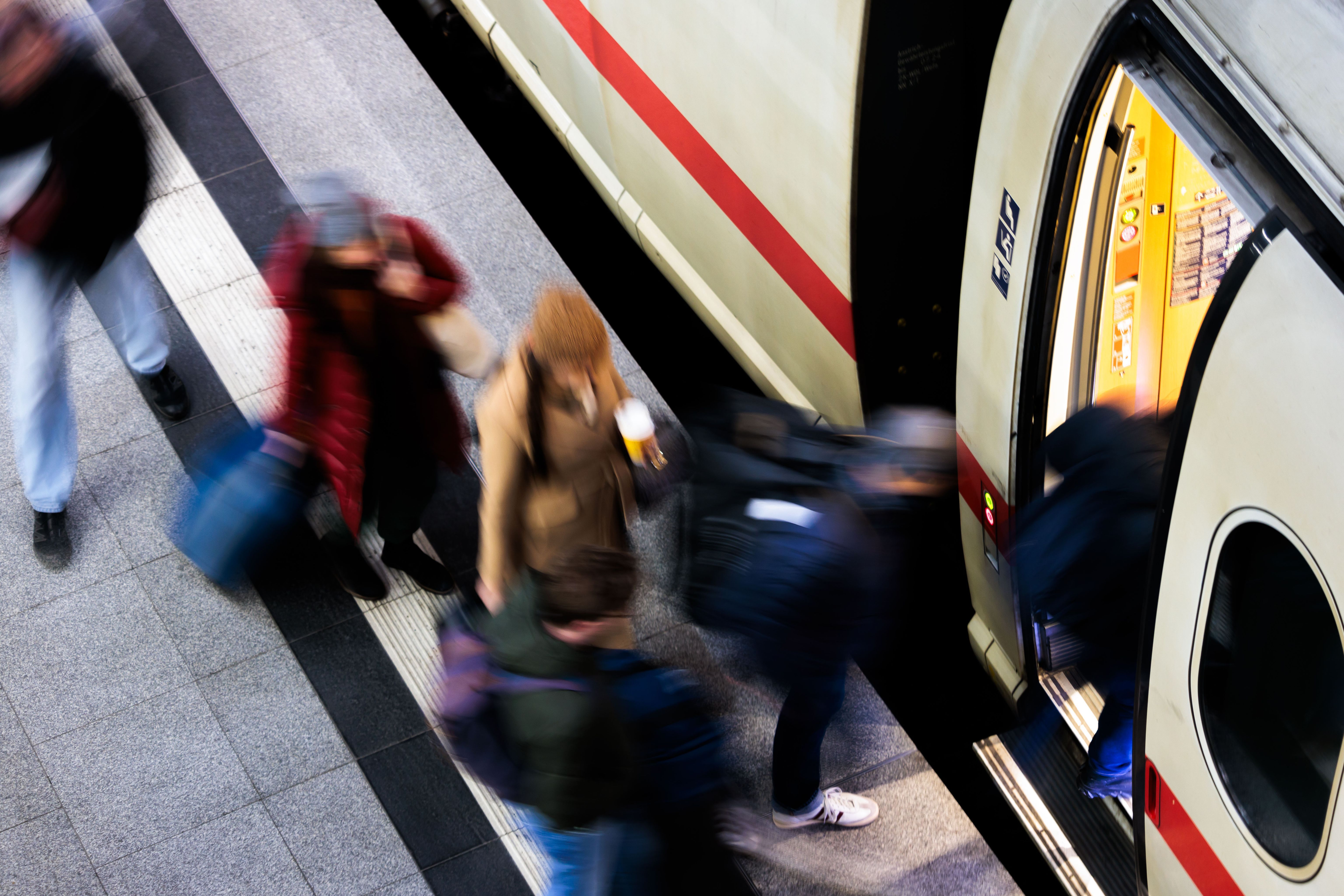 Image - Weniger Ausweiskontrollen für mehr Sicherheit: Politik fordert einheitliches Deutschlandticket