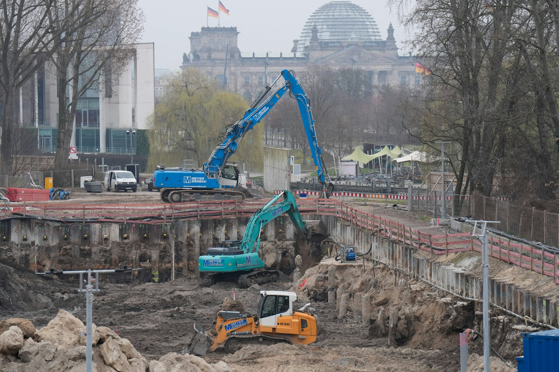Laut einem Sprecher von Stromnetz Berlin verursachen Bagger auf Baustellen die meisten Stromausfälle.