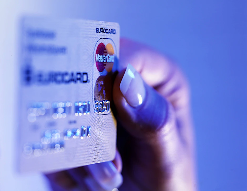 Kreditkarte: Wer bewusster mit seinen Ausgaben umgeht, kann im Jahr mehrere hundert Euro sparen.