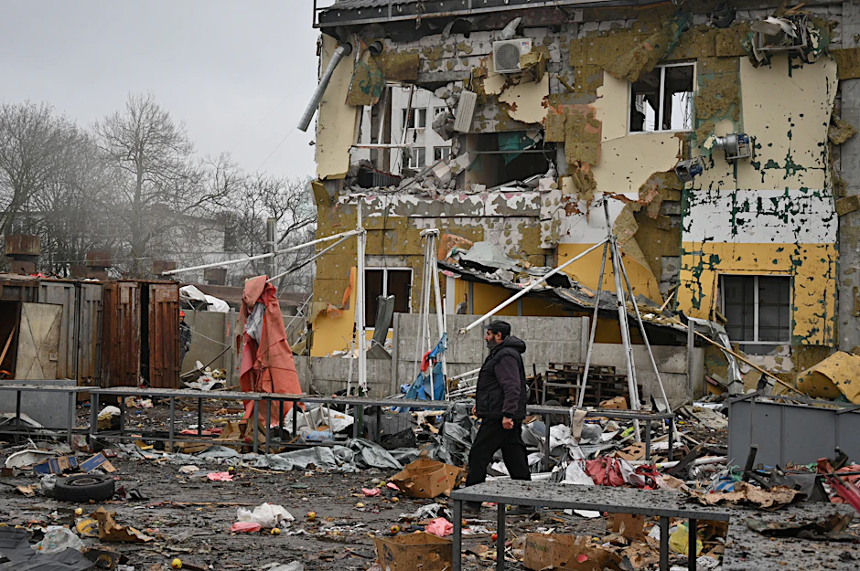 Menschen in Odessa gehen über einen zerstörten Stadtmarkt nach einem russischen Angriff.