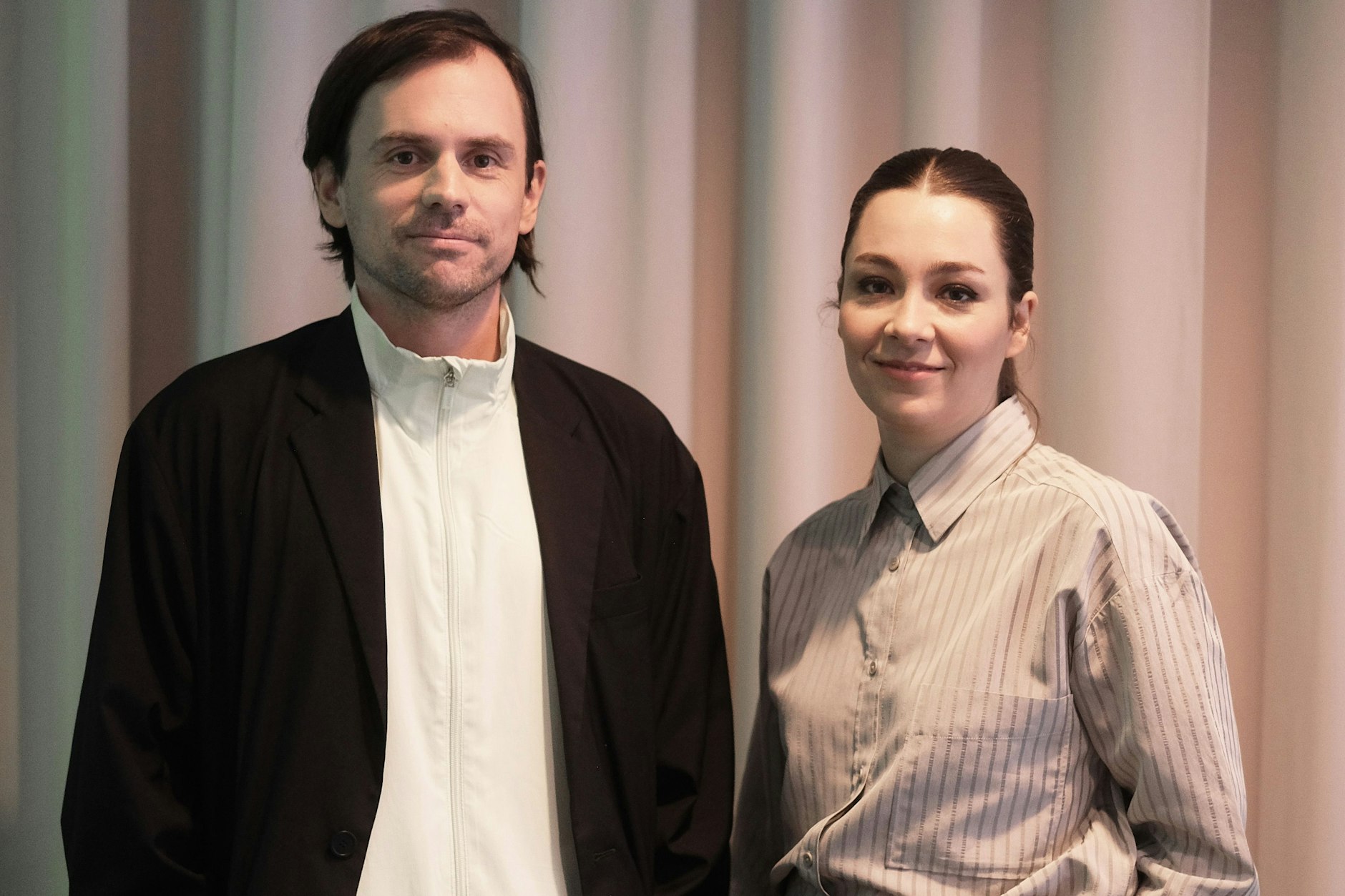 Der Schriftsteller Leif Randt und die Regisseurin Anna Roller sprechen im Interview über die Verfilmung von „Allegro Pastell“.