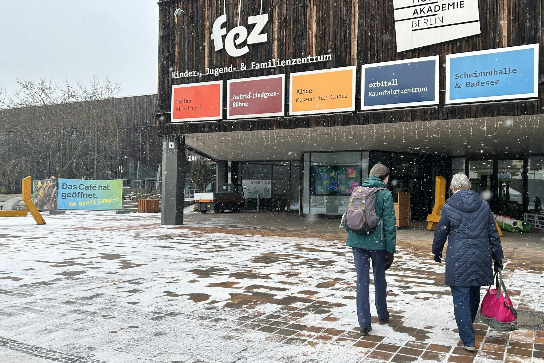 Ein „Ort unserer Geschichte“: Ute und Bettina gehen zweimal in der Woche zum Schwimmen ins FEZ.