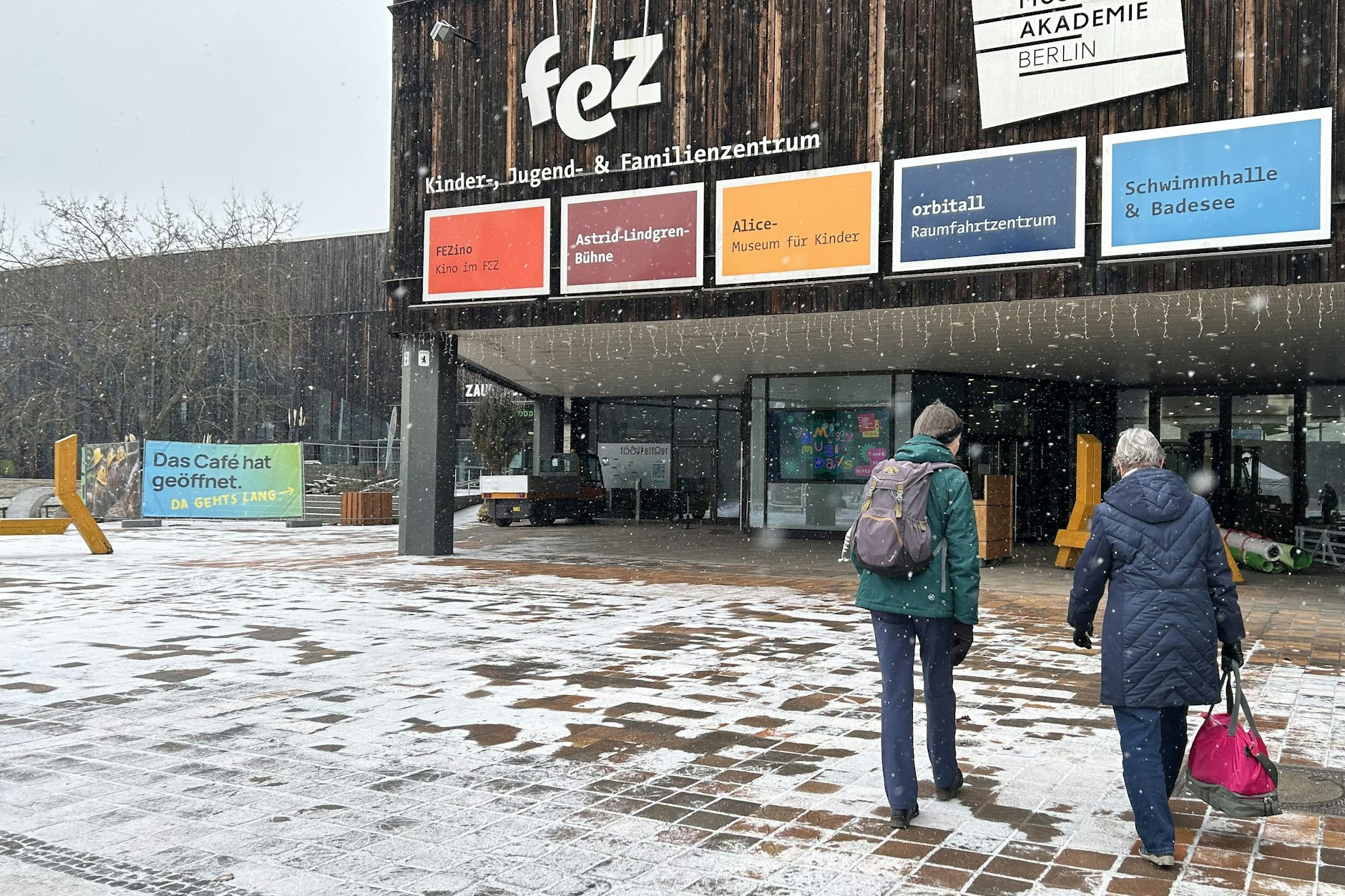 Ein „Ort unserer Geschichte“: Ute und Bettina gehen zweimal in der Woche zum Schwimmen ins FEZ.