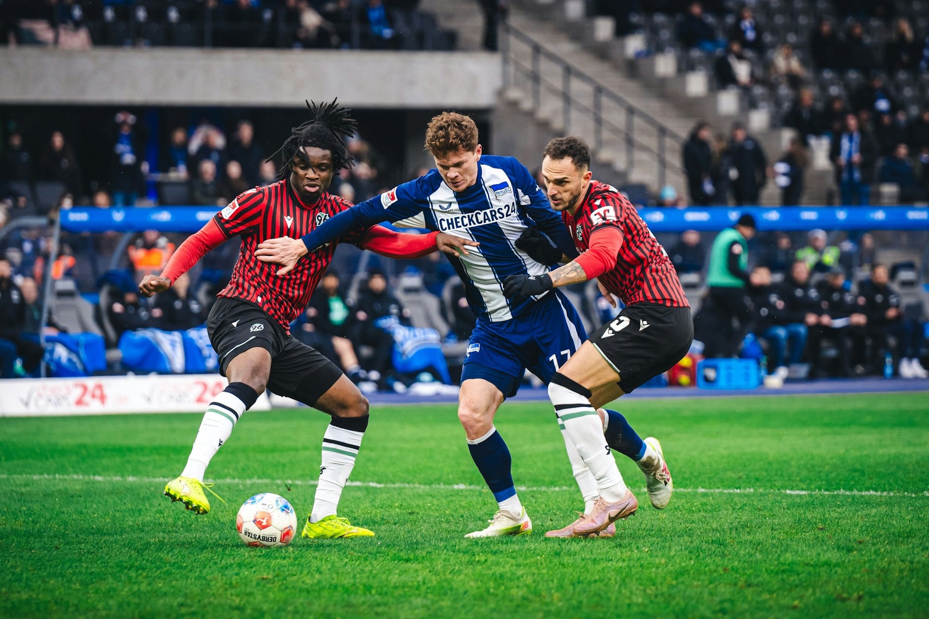 Sebastian Grönning (Mitte) kam gegen Hannover 96 zur Halbzeit für Luca Schuler. Einen Treffer konnte der Stürmer von Hertha BSC aber bei der 2:3-Niederlage nicht erzielen.