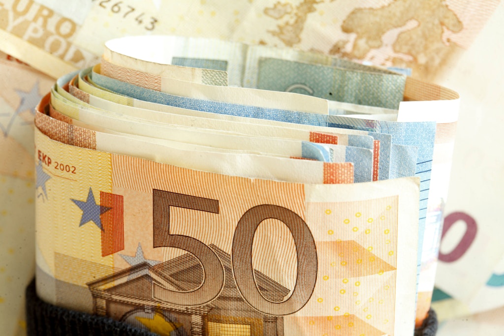 Zug von Dresden nach Prag: Zöllner entdecken über 100.000 Euro Bargeld im Rucksack eines Reisenden