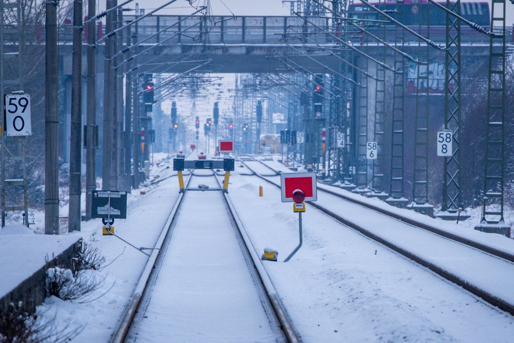 Bahn-Sanierung Berlin–Hamburg verzögert sich: ICE länger unterwegs, Pendler leiden – Kritik von Exp…