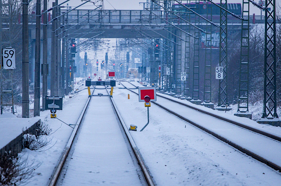 Kein Zugverkehr möglich: Seit dem 1. August 2025 ist die Bahnstrecke zwischen Berlin, Wittenberge und Hamburg gesperrt. Nun ist klar: Am 30. April 2026 wird die Generalsanierung noch nicht zu Ende sein.