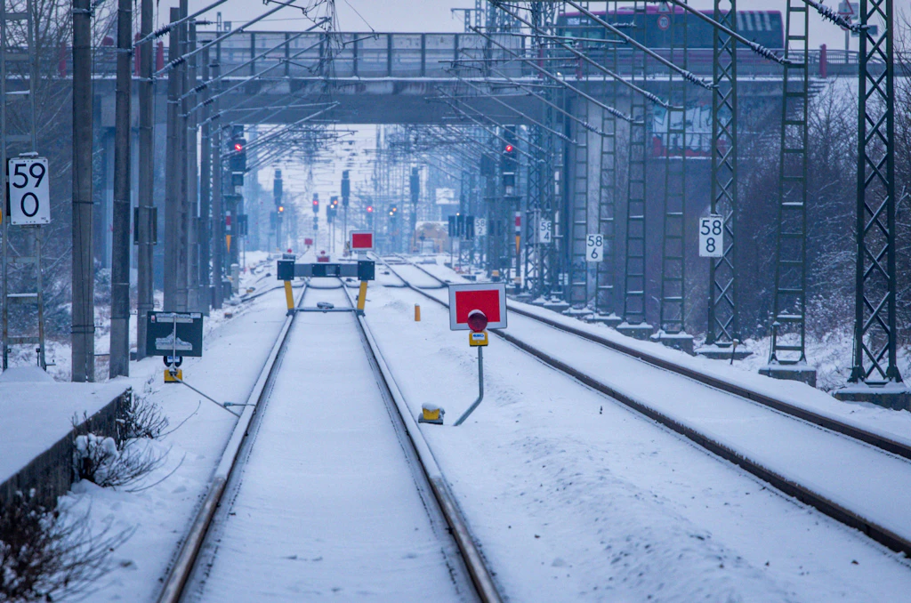 Kein Zugverkehr möglich: Seit dem 1. August 2025 ist die Bahnstrecke zwischen Berlin, Wittenberge und Hamburg gesperrt. Nun ist klar: Am 30. April 2026 wird die Generalsanierung noch nicht zu Ende sein.
