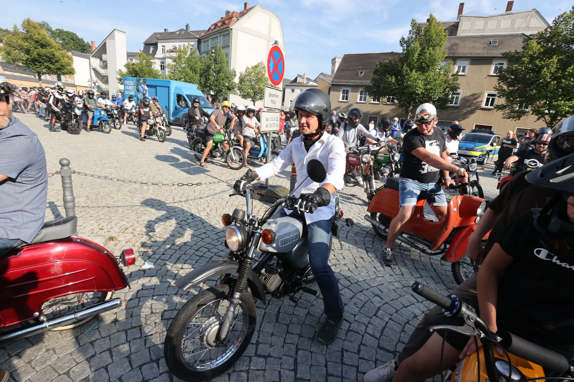 Björn Höcke, Vorsitzender der AfD in Thüringen, ließ sich auf einer Simson ablichten.
