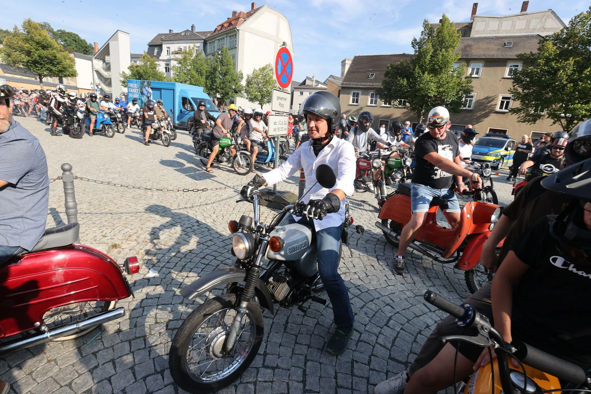 Björn Höcke, Vorsitzender der AfD in Thüringen, ließ sich auf einer Simson ablichten.
