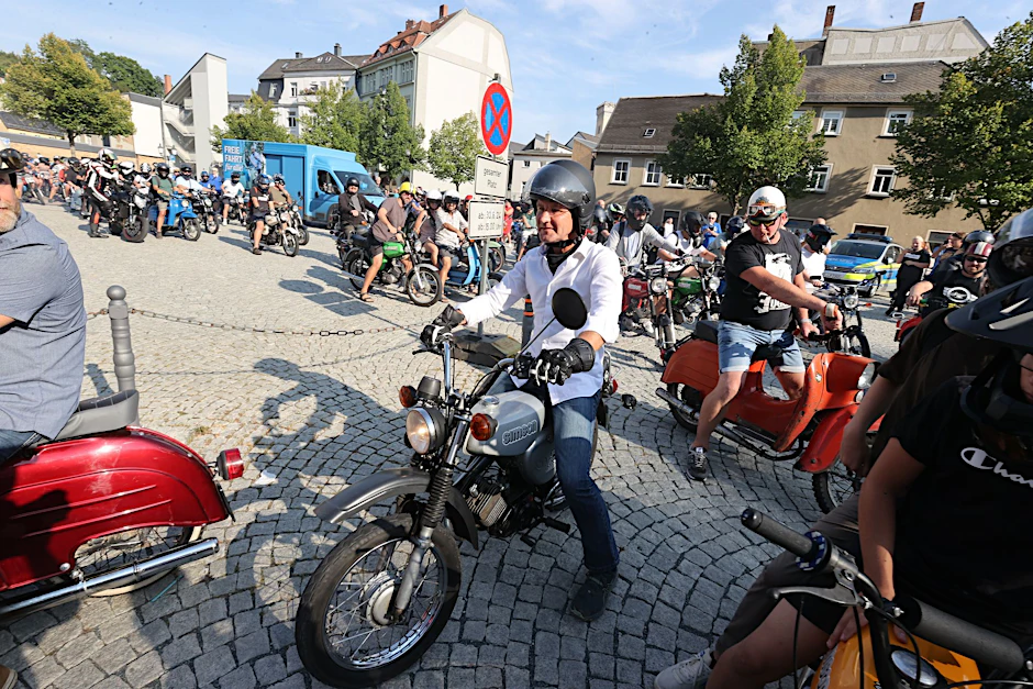 Björn Höcke, Vorsitzender der AfD in Thüringen, ließ sich auf einer Simson ablichten.
