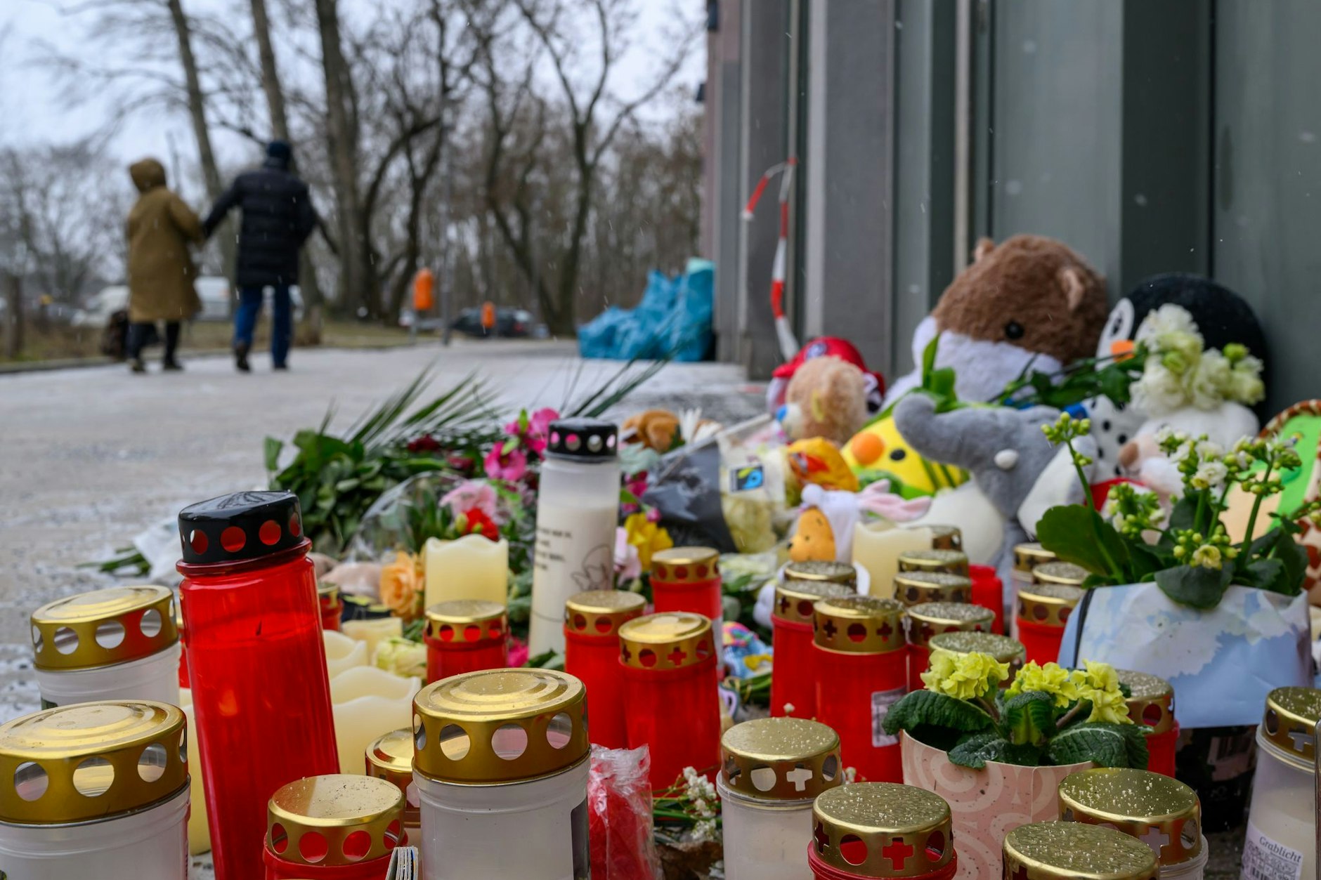 Die Anteilnahme nach dem Brand in Friedrichsfelde ist riesig: Vor dem Haus in der Dolgenseestraße, in dem es in der vergangenen Woche gebrannt hat, stehen Blumen und Kerzen.