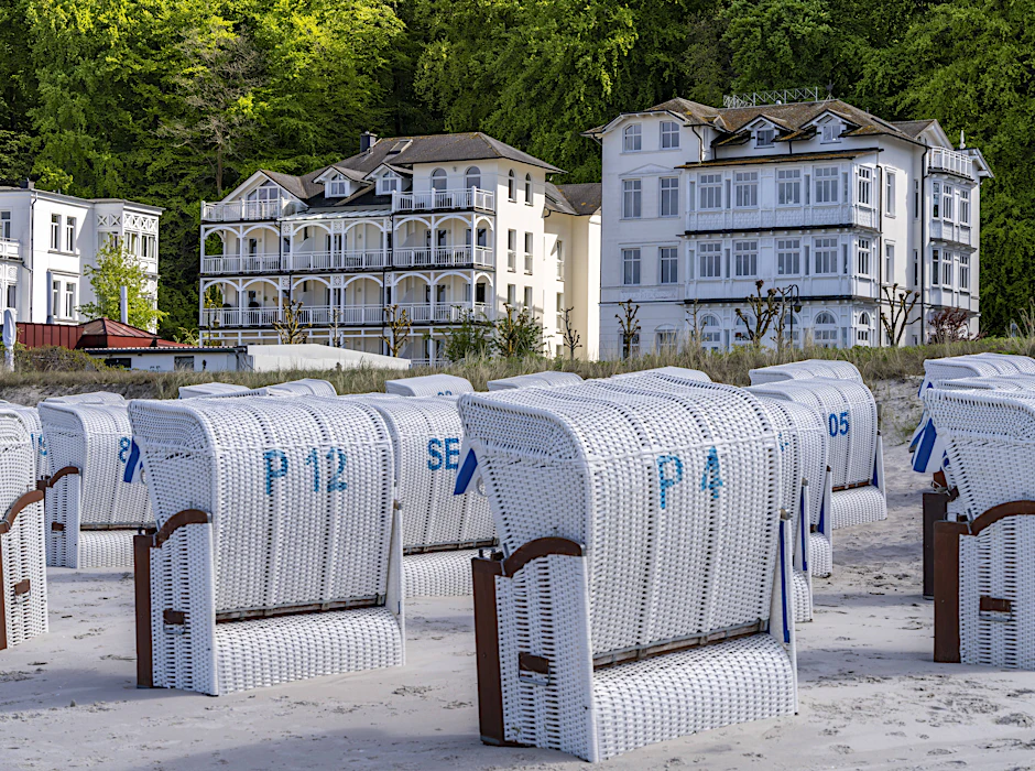 Auf der Insel Rügen gibt es viele schöne Strände und Hotels. Doch nun muss auf der beliebten Urlaubsinsel ein Hotel schließen. Hier: Blick auf die Strandpromenade von Binz (Symbolfoto)