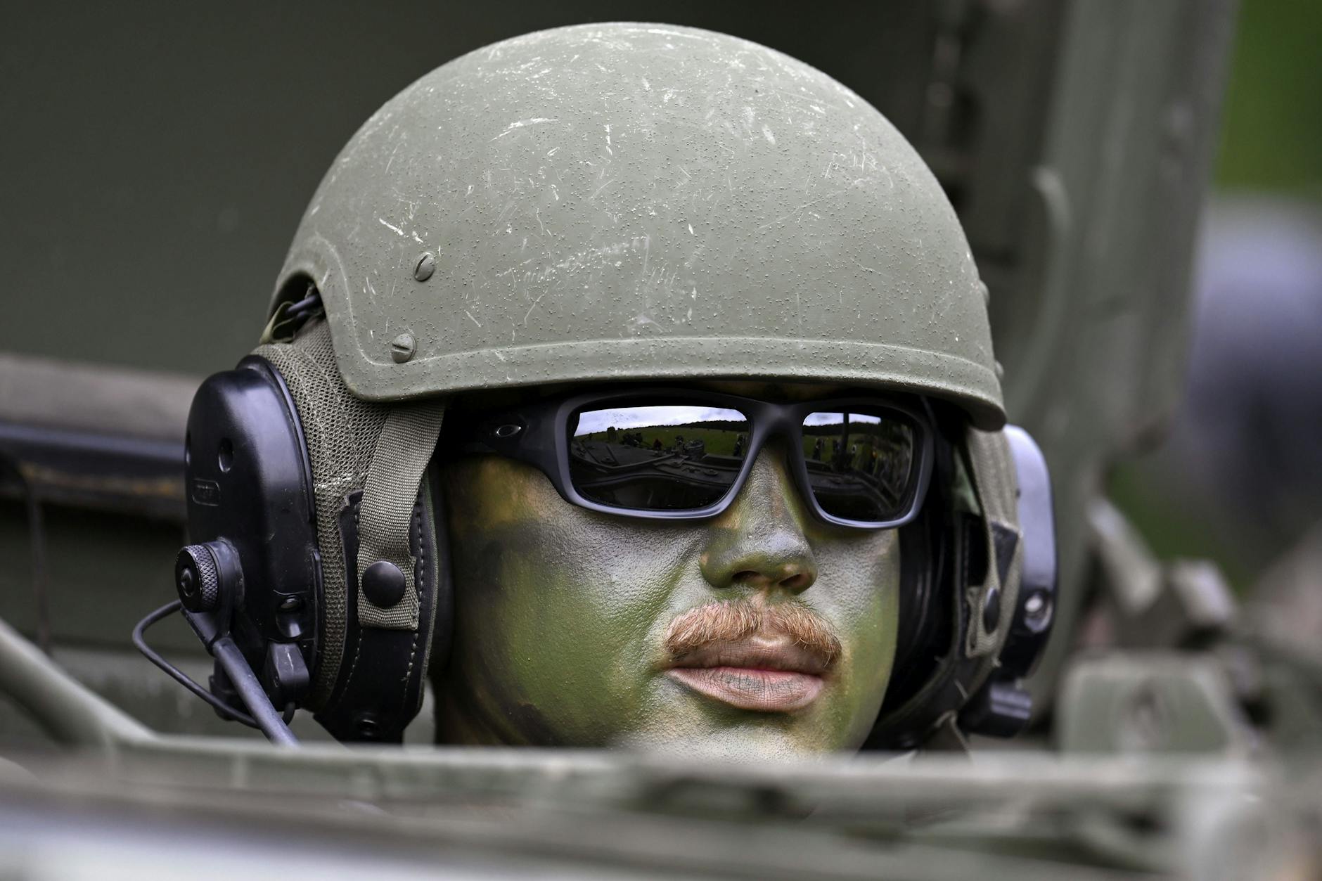 Ein Forschungsbericht der Nato beschreibt „Cognitive Warfare“ als strategischen Wettbewerb um die Beeinflussung von Wahrnehmung. Kritiker sehen darin jedoch die Gefahr staatlich organisierter Massenmanipulation.