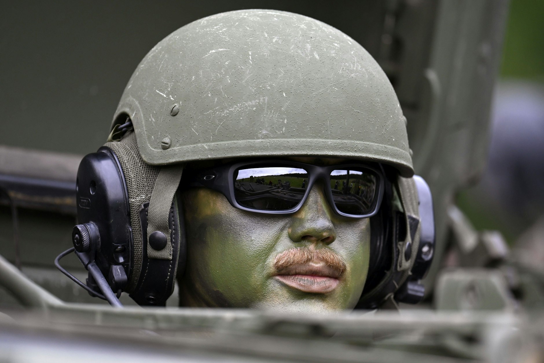 Ein Forschungsbericht der Nato beschreibt „Cognitive Warfare“ als strategischen Wettbewerb um die Beeinflussung von Wahrnehmung. Kritiker sehen darin jedoch die Gefahr staatlich organisierter Massenmanipulation.