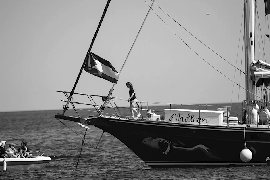 Aktivisten der Freedom Flotilla Coalition gehen an Bord des Bootes Madleen, bevor sie vom sizilianischen Hafen Catania in Richtung Gaza auslaufen.