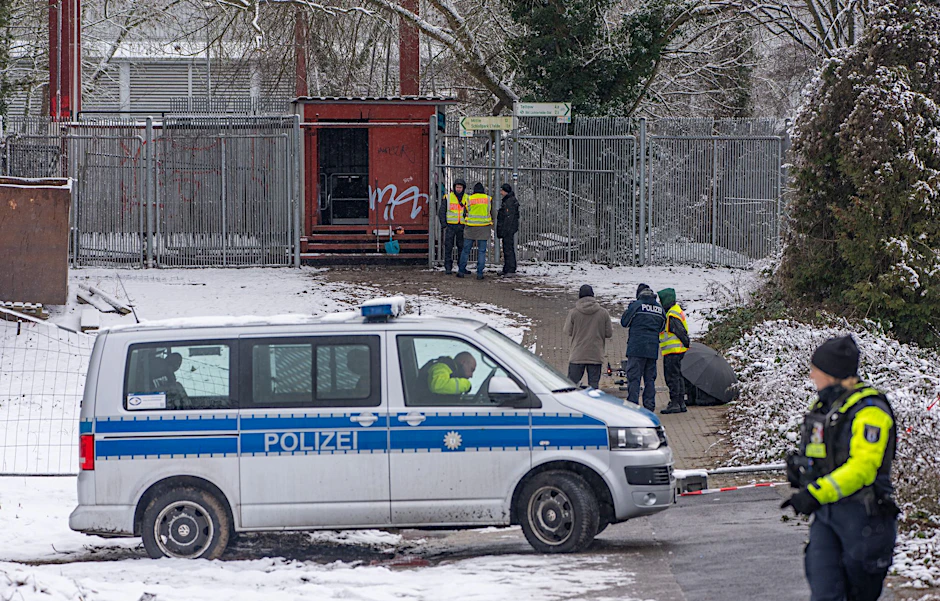 Polizisten sicherten nach dem Anschlag das Kraftwerk Lichterfelde am Teltowkanal.