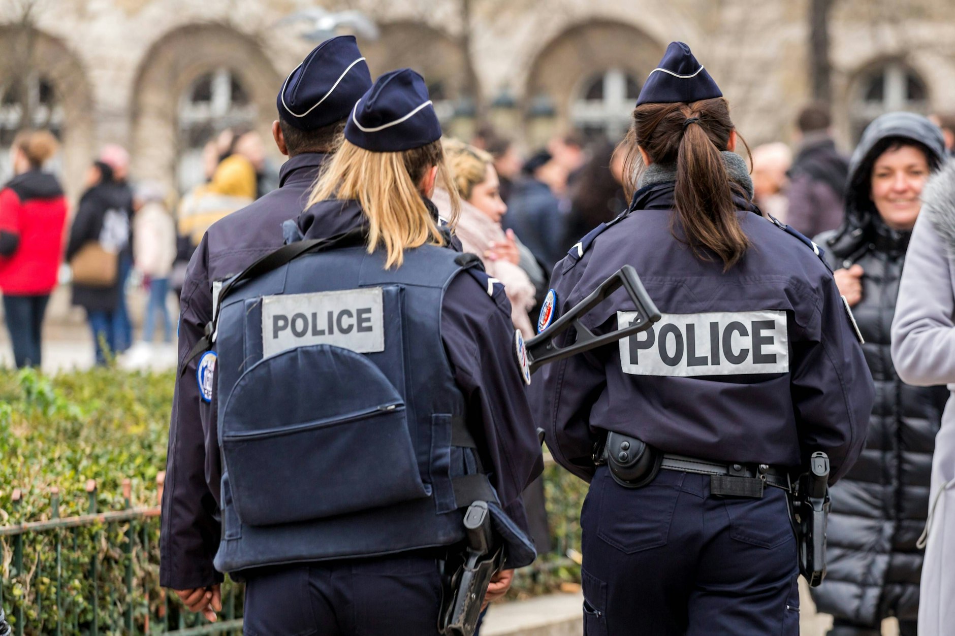 Polizistinnen der französischen Polizei dürfen im Dienst kein Kopftuch tragen.