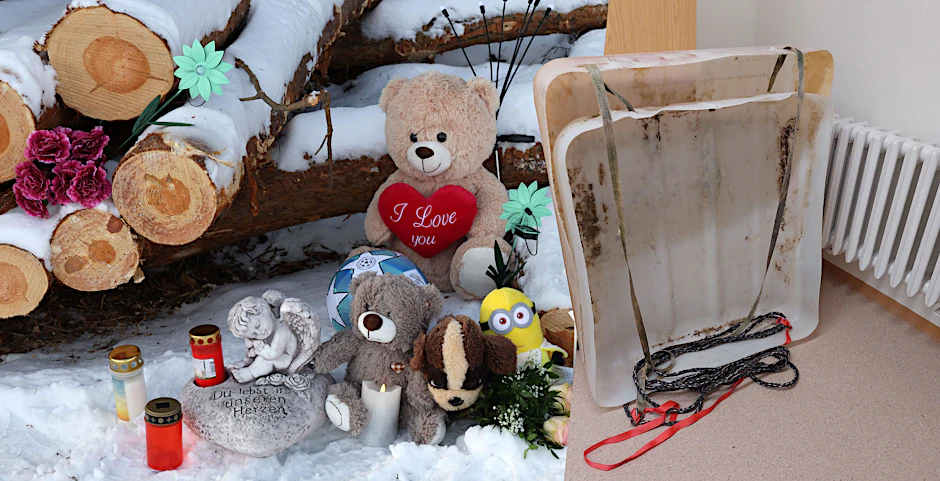 Links: an der Unfallstelle erinnern Stofftiere an den verstorbenen Jungen (11). Rechts: Der selbstgebaute Schlitten.
