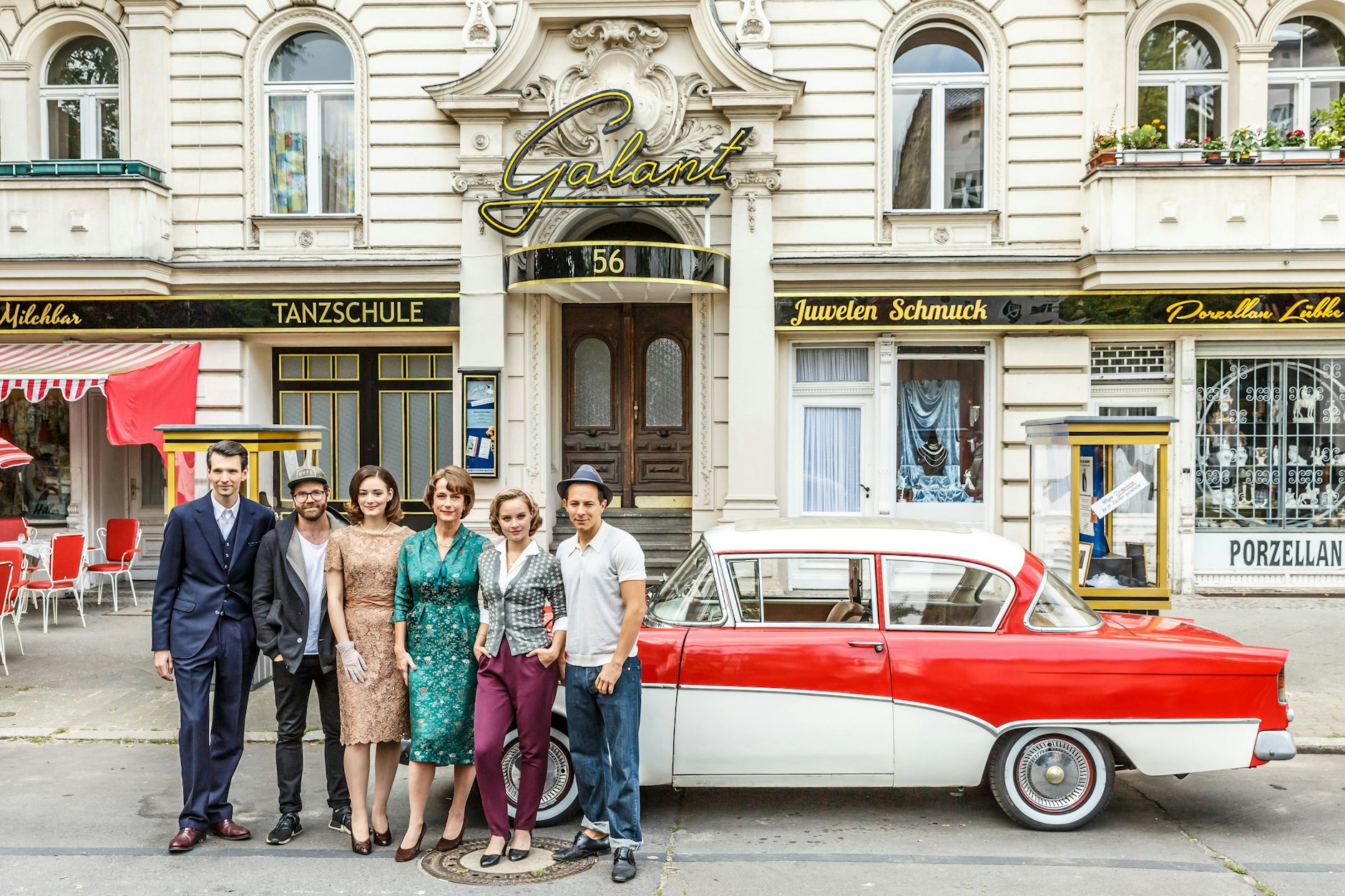 Gemeinsam mit (v.l.) Sabin Tambrea (41, Jochaim Frank), Sven Bohse (49, Regisseur), Maria Ehrich (32, Helga Schoellack), Claudia Michelsen (57, Caterina Schoellack) und Sonja Gerhardt (36, Monika Schoellack) stand Trystan Pütter (Freddy Donath) vor der Kamera.
