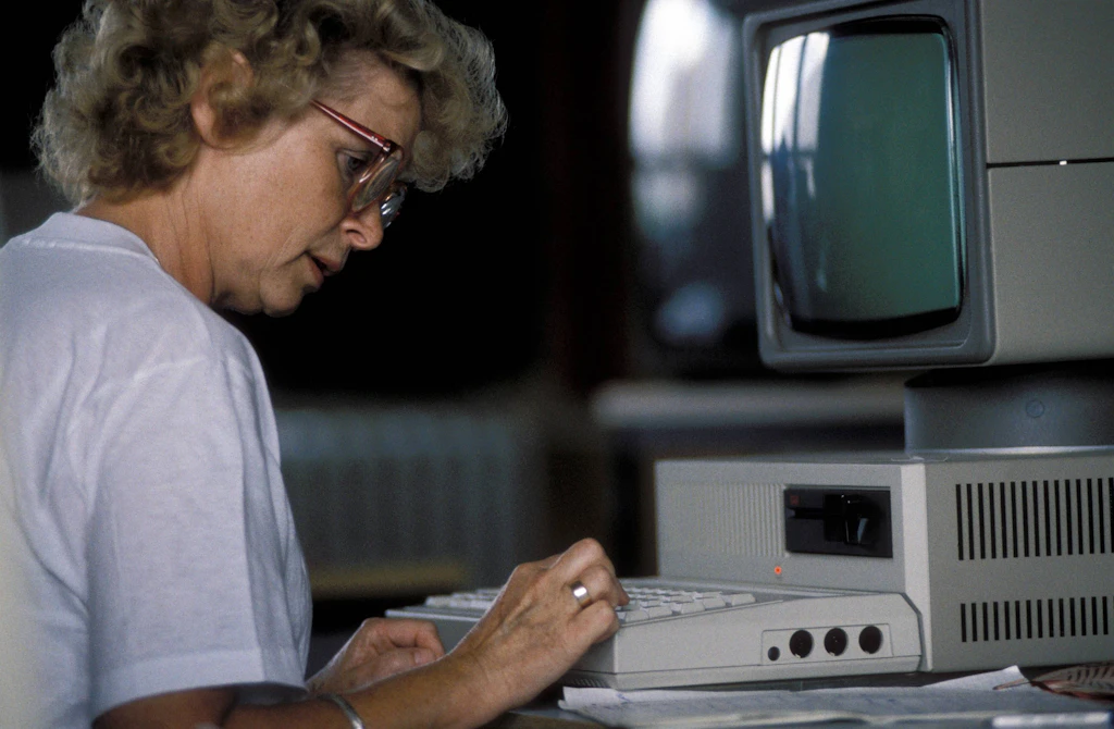 Eine Frau tippt am 1990 Robotron-Rechner: Hätte die DDR ein paar Jahre länger existiert, wäre sie vielleicht online gegangen.