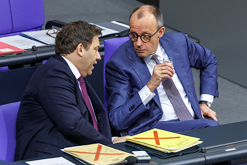 Wollen Einkommensteuer reformieren: Bundeskanzler Friedrich Merz (CDU) und Finanzminister Lars Klingbeil (SPD).
