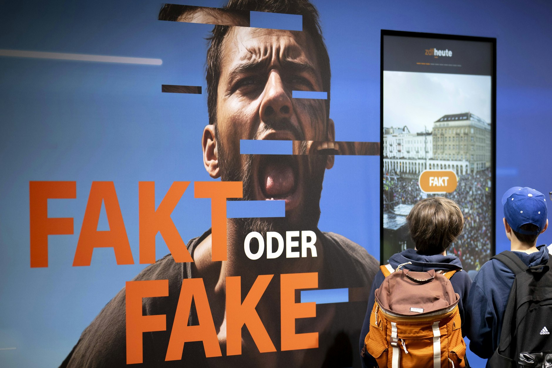 Fakt oder Fake? Auf der re:publica 2024 warb der Sender mit seiner Kompetenz in Sachen Fake-News. Nun hat das ZDF ein KI-generiertes Video verbreitet.